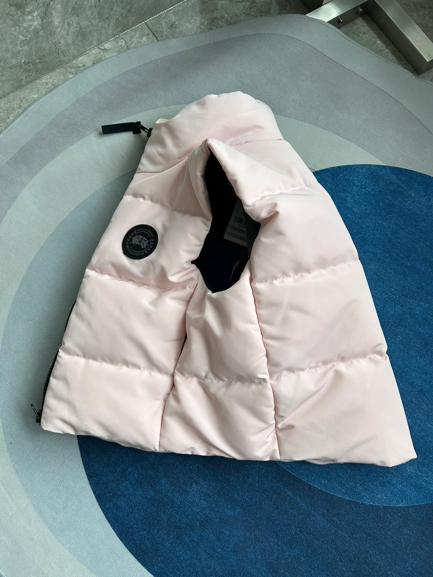 P600 2267WB Grandview black label women's short vest. Constructed from Arctic Tech recycled fabric®, it features a cinchable hem for sleek styling and storage. Color: Spearmint Pink. Size: XS S M L XL.